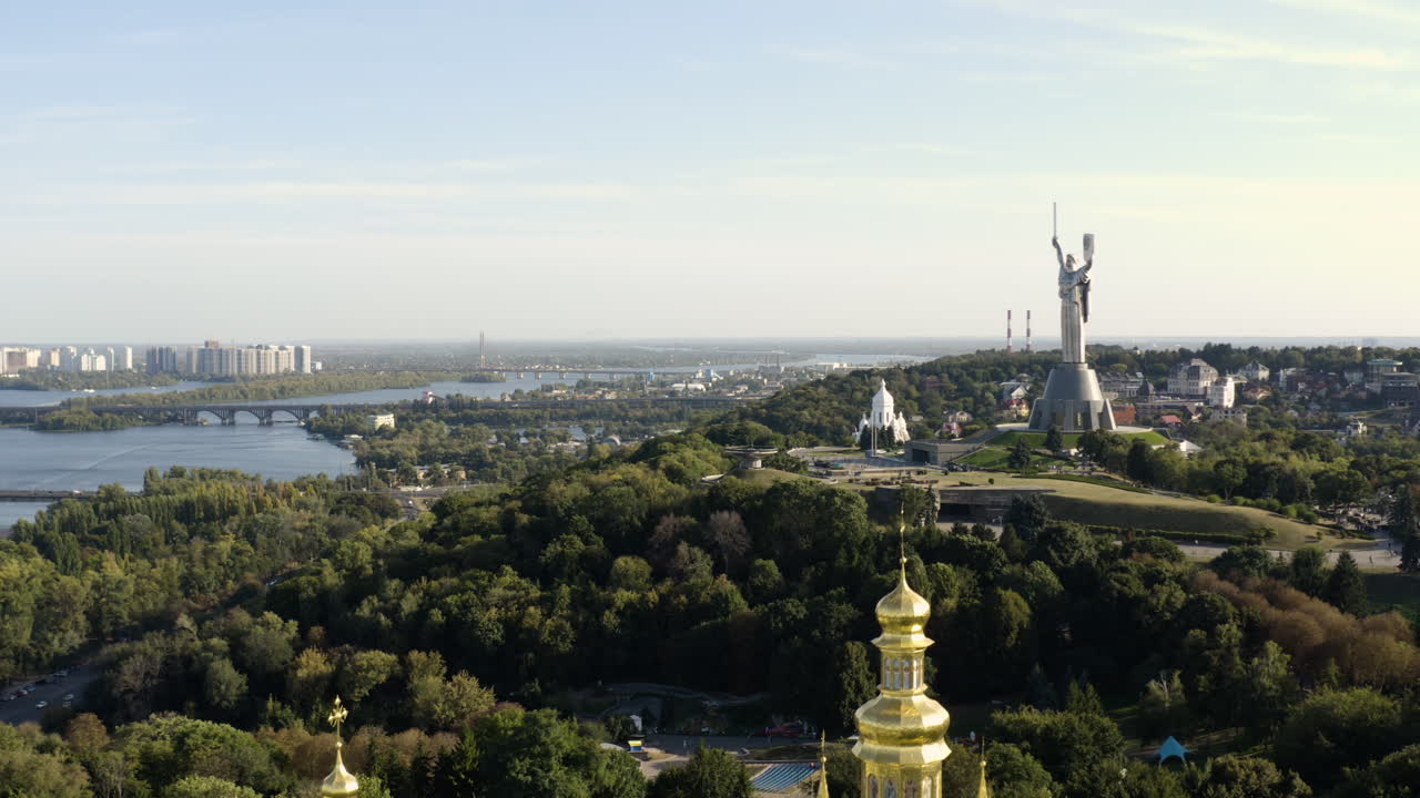 monumento a la patria de kyiv pechersk lavra en pechersk, kiev, ucrania