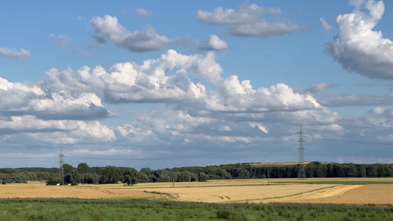 paisaje de verano en alemania con torres eléctricas