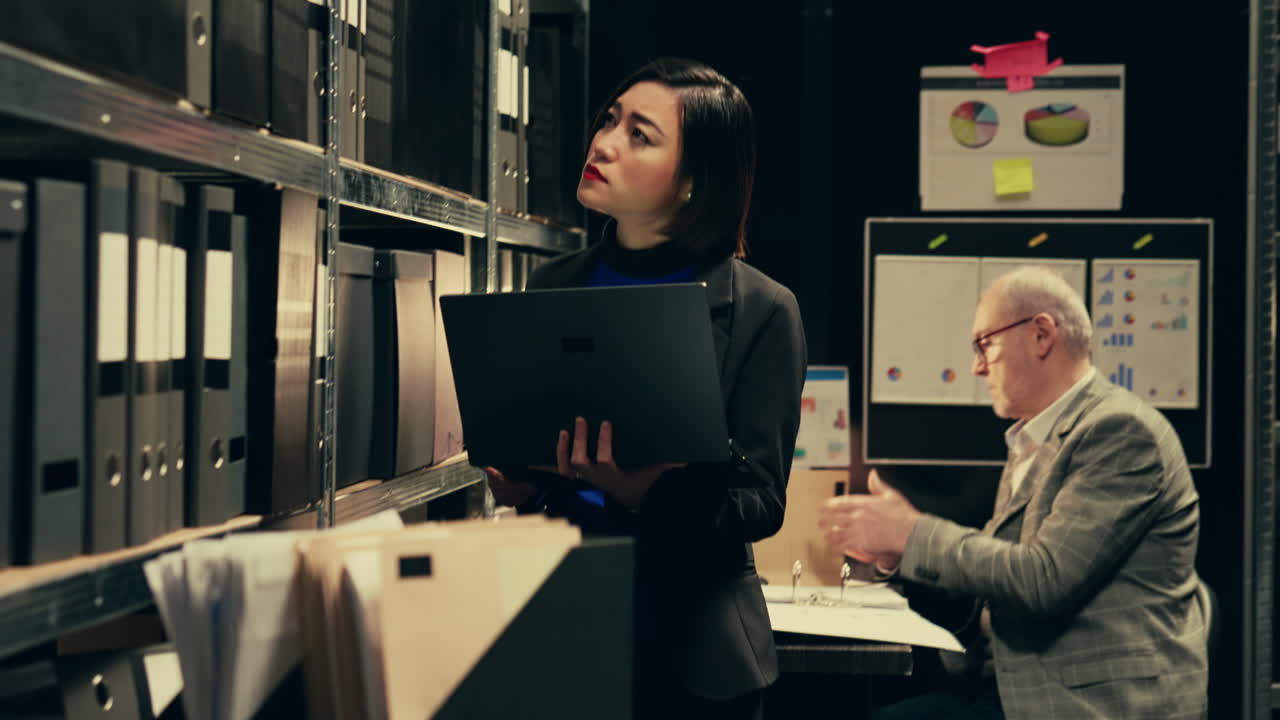 detective evaluando viejas carpetas archivadas para organizar todos los casos basados en crímenes