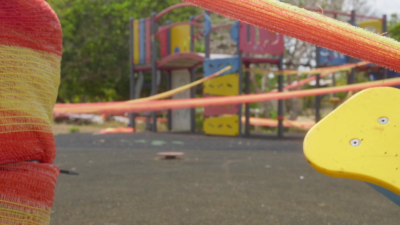 Parque infantil abandonado y deteriorado en un pueblo regional australiano. Temas de declive rural, dificultades económicas, cambio demográfico, abandono comunitario e infraestructura envejecida. Clip 3.