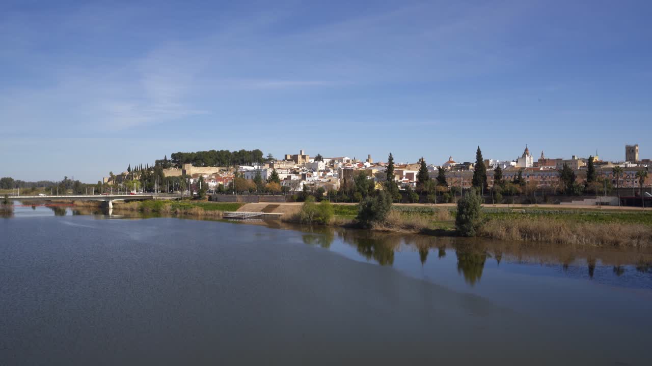 Vista della città di Badajoz dal ponte di Palmas in Spagna.