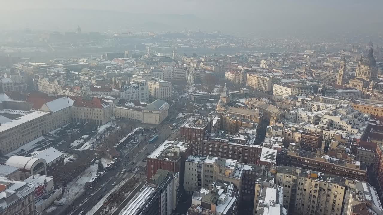 겨울에 부다페스트의 스카이 라인에서 찍은 아름다운 4k 항공 사진