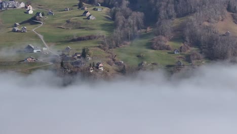 la niebla de amden sobre walensee, suiza - vista desde el aire por encima de las nubes