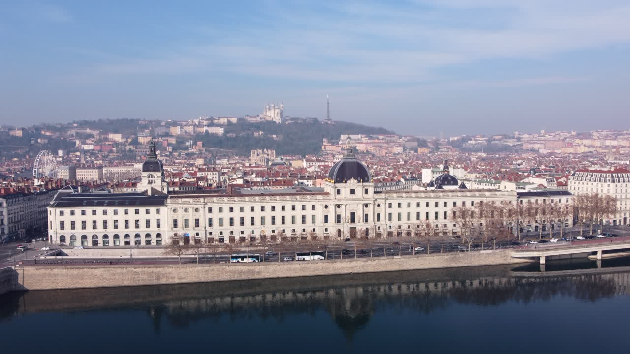 próspero edificio ribereño del hotel-dieu de lyon en la orilla oeste del río rhone en lyon, francia