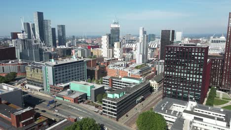 vuelo aéreo de aviones no tripulados cruzando los techos de mancunian way y oxford road con vista a las torres deansgate