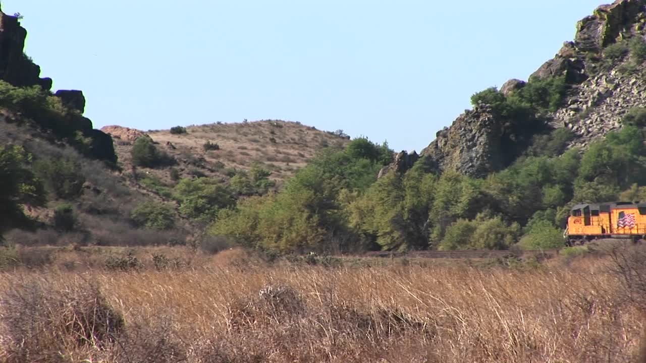 사막 협곡을 통과하는 기차의 롱샷