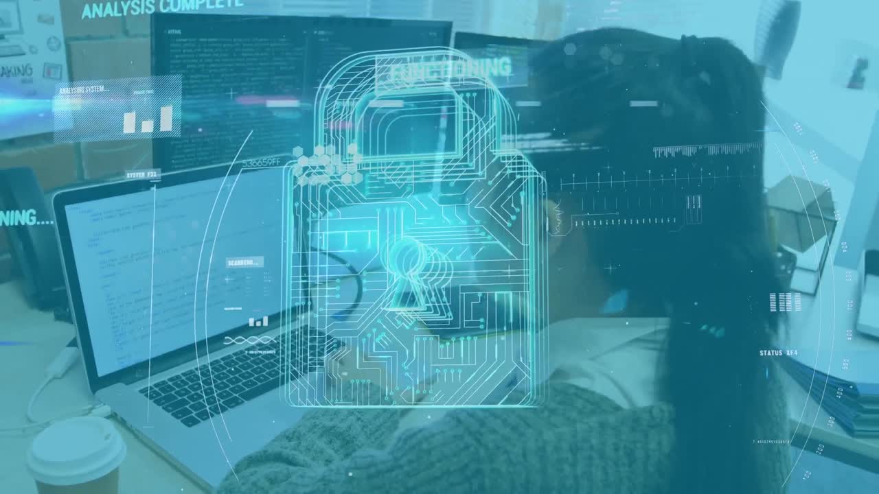 animación del candado de seguridad en línea y procesamiento de datos sobre una mujer de negocios que usa una computadora portátil