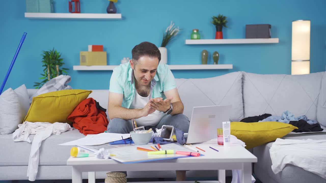 el perezoso no puede concentrarse en su trabajo.