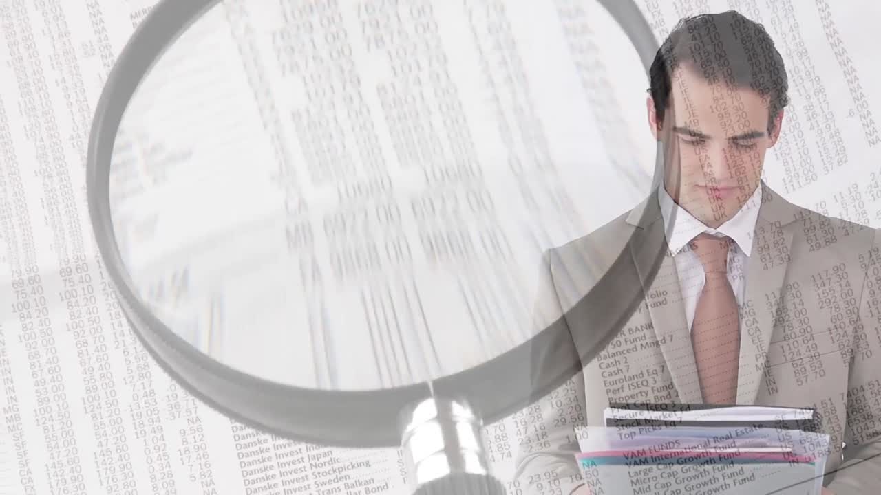 animación de lectura de vidrio y texto sobre hombre de negocios caucásico sonriendo