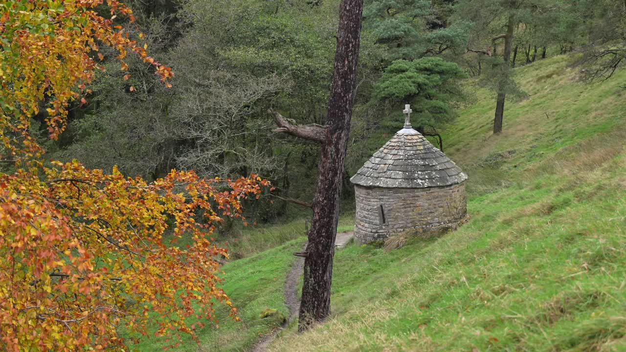Peak District hiking path and stone shrine in Goyt Valley, with autumnal leaves