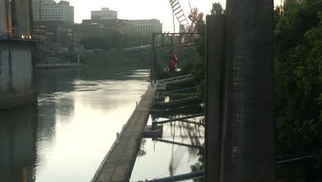 El-Río-Cumberland-A-Lo-Largo-Del-Parque-Riverfront-En-Nashville