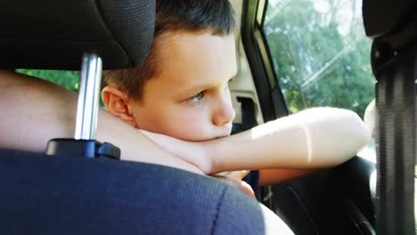 Niño-Relajándose-En-El-Asiento-Trasero-Del-Auto