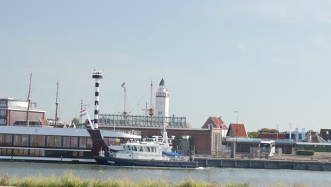 escena del puerto holandés con barcos y faro