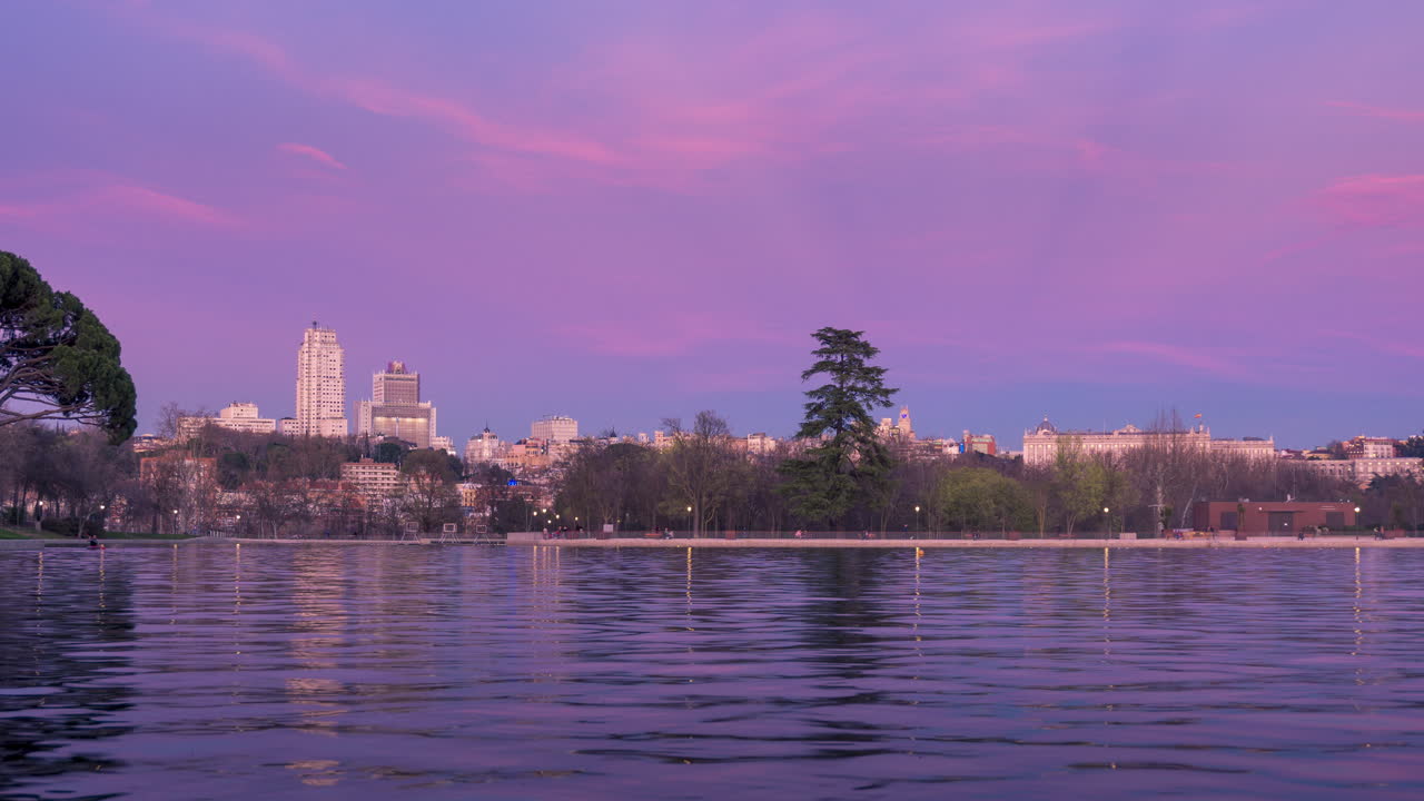 카사 데 캄포 호수의 일몰, 석양의 마드리드 반사