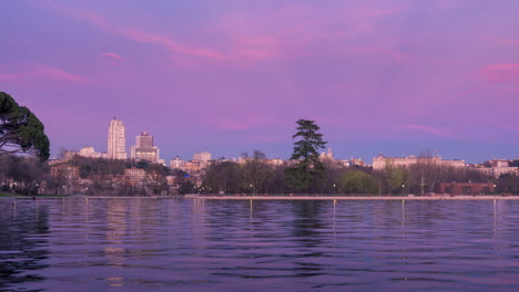 Sunset-in-Casa-de-Campo-Lake,-Madrid-reflection-at-sunset