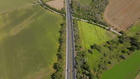 vista aérea de la carretera a través de las tierras de cultivo rurales