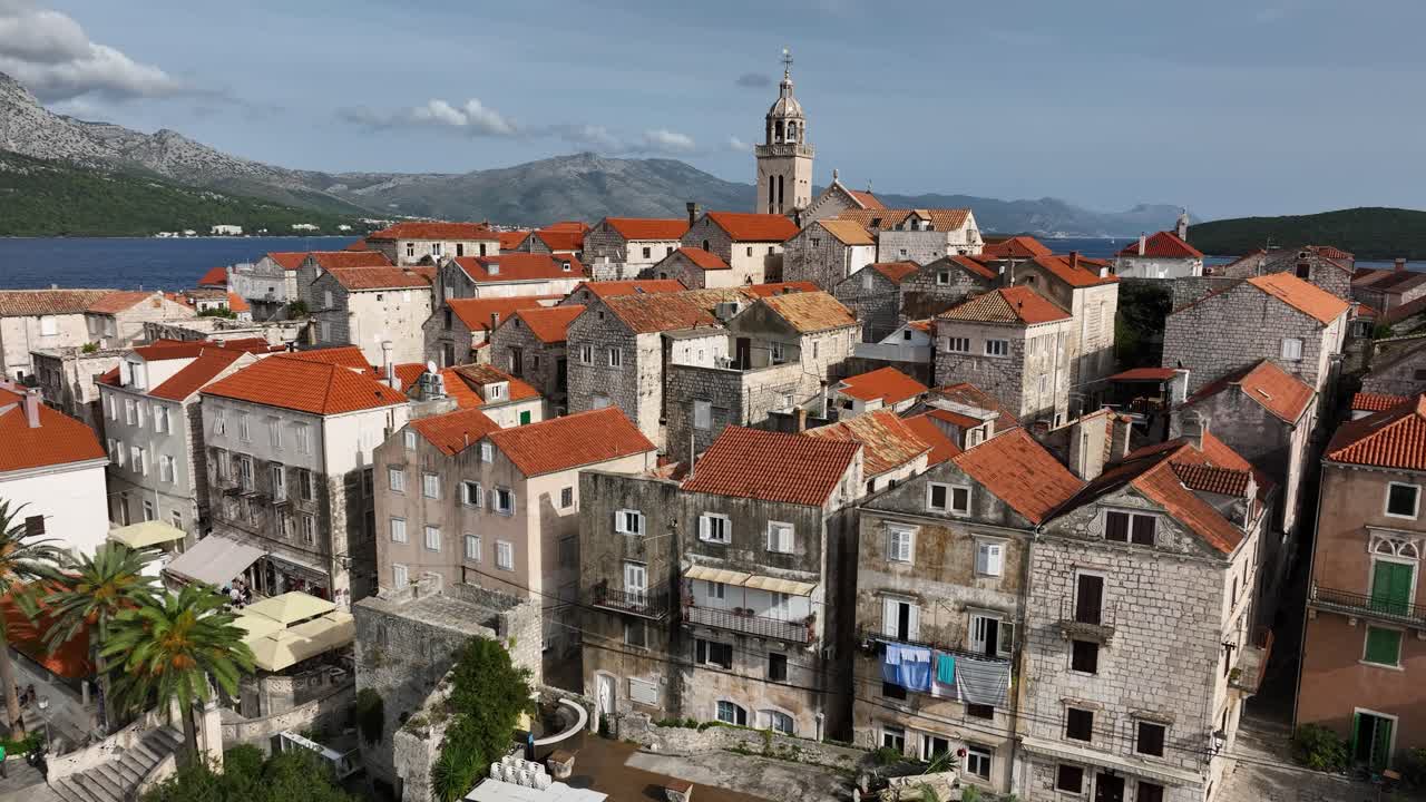 코르쿨라의 고대 도시와 그 주변 성벽의 공중 기울기, 아드리아 해의 파란 물에 맞춰, 성 마르코 대성당