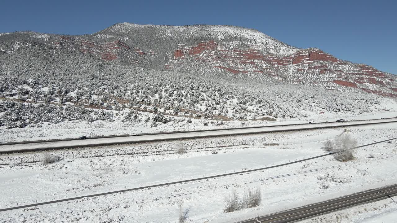 volando sobre la carretera del gran ejército de la república hacia la i-70 con montañas al fondo