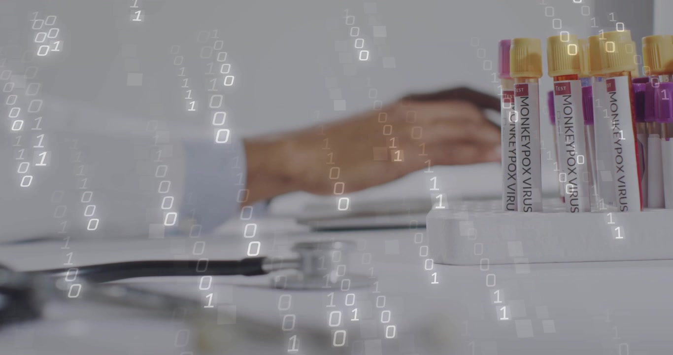 Ao clicar, mão de médico digitando com sobreposição binária caindo sobre microscópio e frascos, exibindo dados de patógenos.