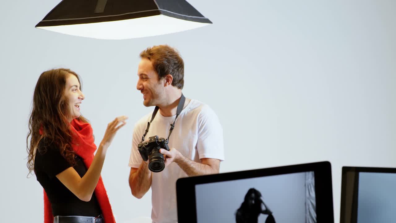 남성 사진작가와 모델이 사진 4k를 논의하고 있습니다.