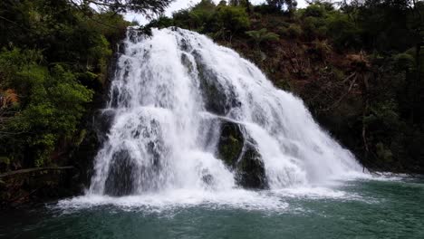 hermosa vista del paisaje escénico de las cataratas de owharoa en el desfiladero de karangahake, waikino, nueva zelanda aotearoa