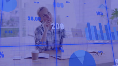 animación del alcance y el procesamiento de datos sobre una mujer de negocios caucásica que utiliza una computadora portátil