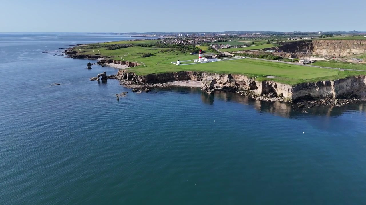 Vista drone delle scogliere rocciose di South Shields e delle acque blu del Mare del Nord.