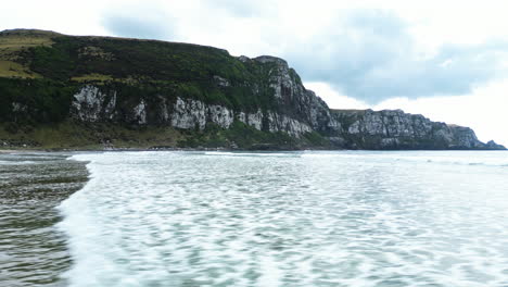 Schnelle-Drohnenaufnahme-Aus-Niedrigem-Winkel-Eines-Strandes-In-Der-Bucht-Von-Purakaunui,-Einer-Wunderschönen-Landschaft-Im-Küstengebiet-Von-Catlins-|-Otago,-Neuseeland