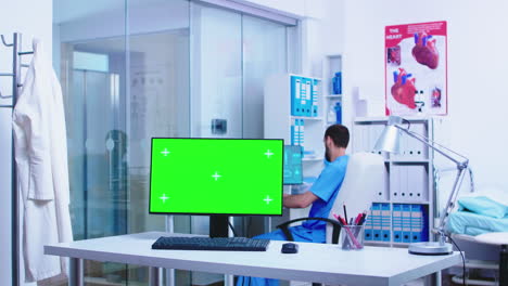 llave de croma en la computadora en la clínica de salud privada