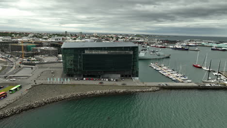 Modernes-Gebäude-Mit-Glasfassade-In-Reykjavik,-Island.-Antenne