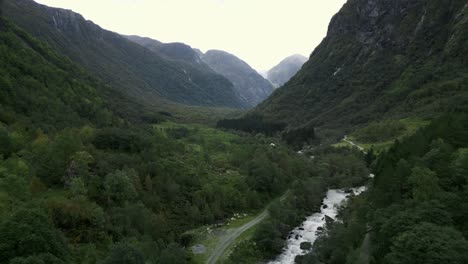 Drohne-Fliegt-Durch-Ein-Mystisches-Norwegisches-Tal,-Durch-Das-Ein-Bach-Fließt