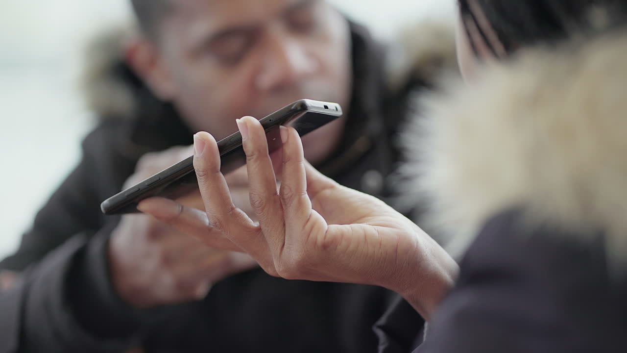 disparo de cerca de jóvenes afroamericanas llamando a un amigo por teléfono con altavoz