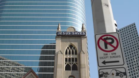 bajo ángulo de establecimiento de la toma de la iglesia bautista misionera de antioquía en el cuarto barrio de houston