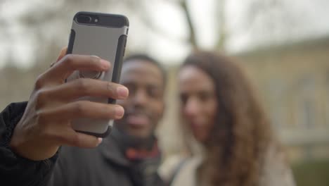 pareja tomándose selfies tontas