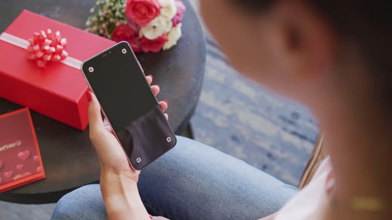 사랑에 빠진 행복한 젊은 백인 여성이 스마트폰을 사용하고 비디오 통화를 합니다.