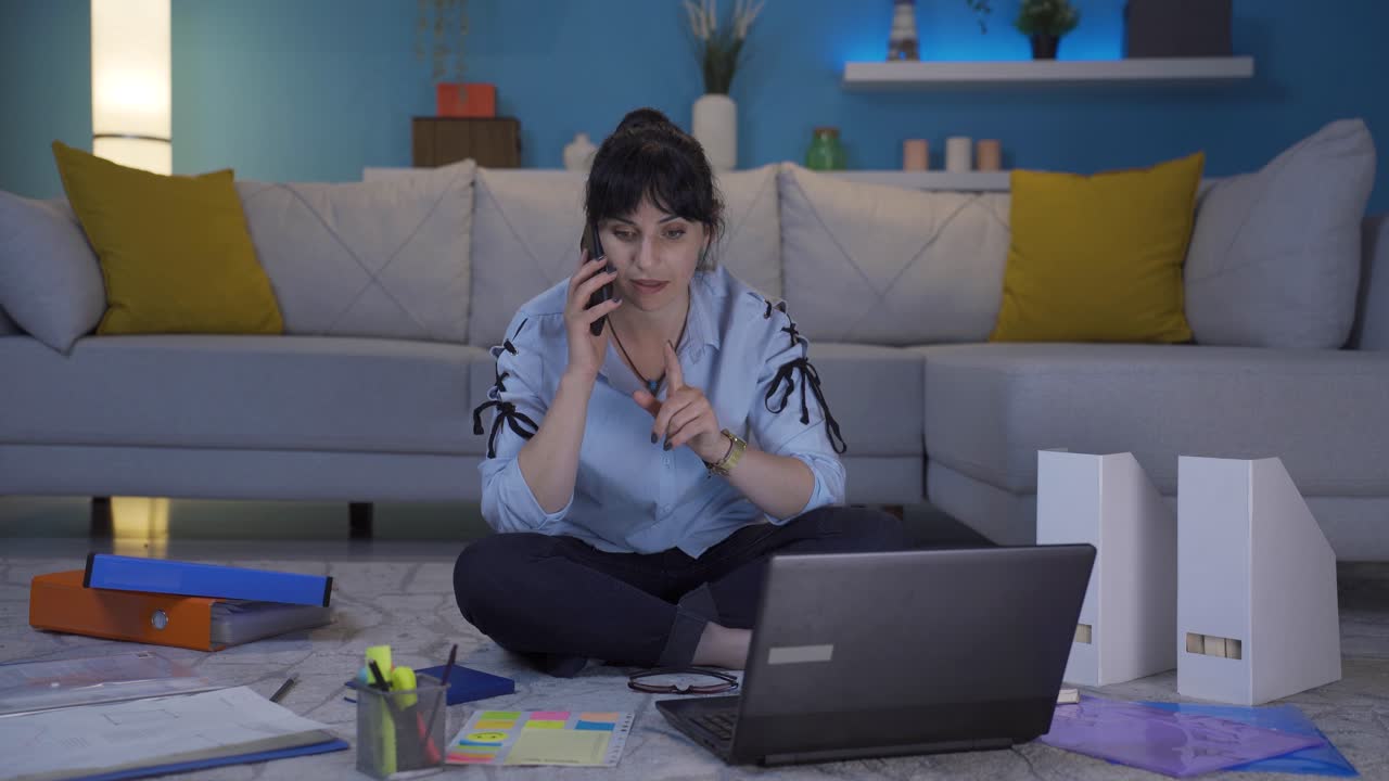 trabajadora de oficina en el hogar mujer habla por teléfono en mujeres cualificaciones generales.