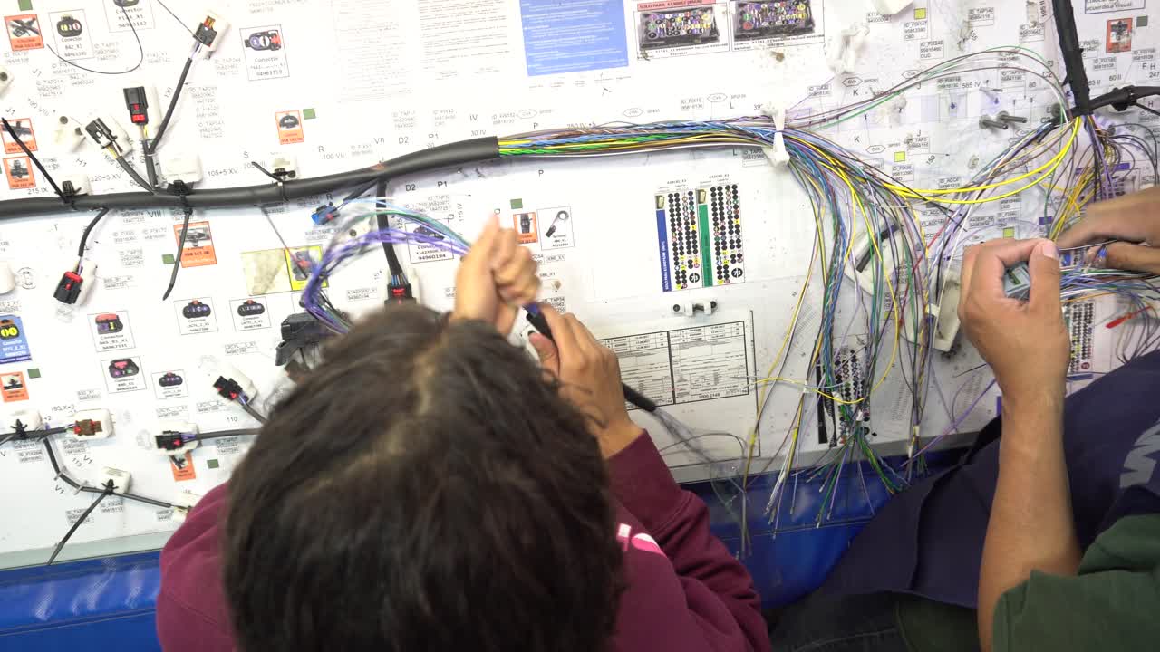 Overhead wire manufacturing