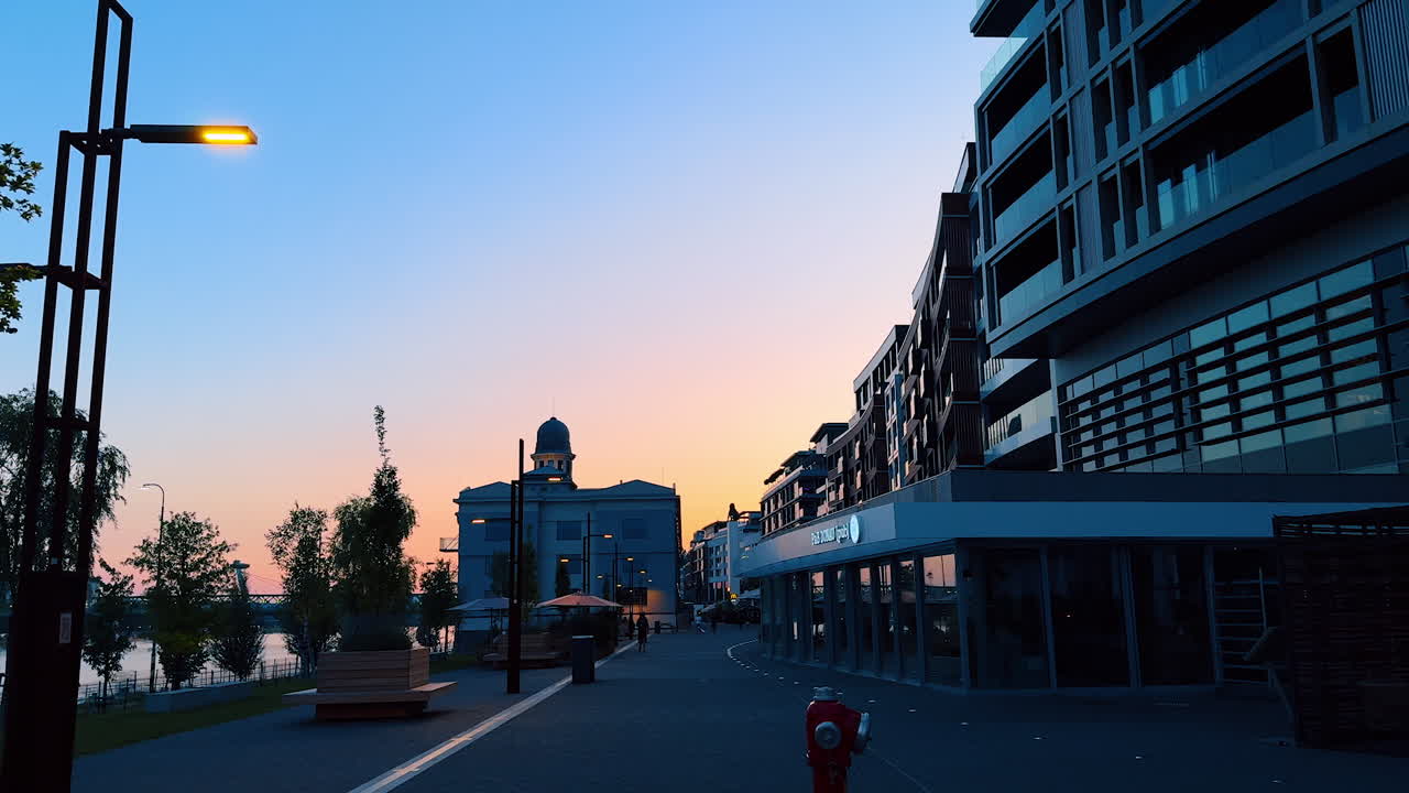 Moderne Architektur am Donauufer. Schöner Spaziergang entlang der Straße von Bratislava, Slowakei, in der Abenddämmerung.