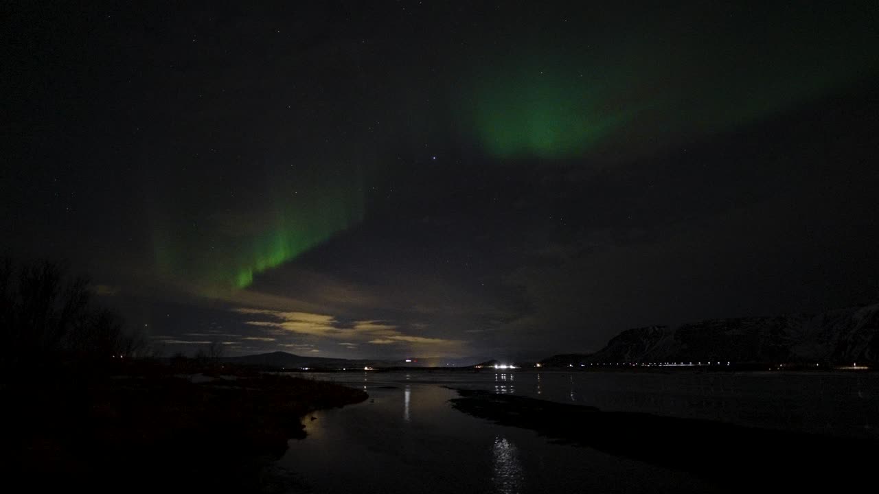 아이슬란드 섬 의 황금 시간 후 하늘 에 반이는 타임 스  - 조용 한 연못 과 배경 에 있는 산 들