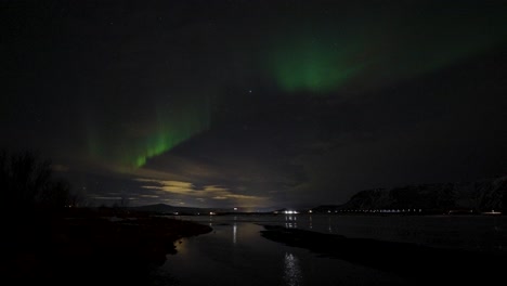 Zeitrafferaufnahme,-Die-Nach-Der-Goldenen-Stunde-Auf-Der-Insel-Island-Am-Himmel-Leuchtet-–-Ruhiger-Teich-Und-Berge-Im-Hintergrund