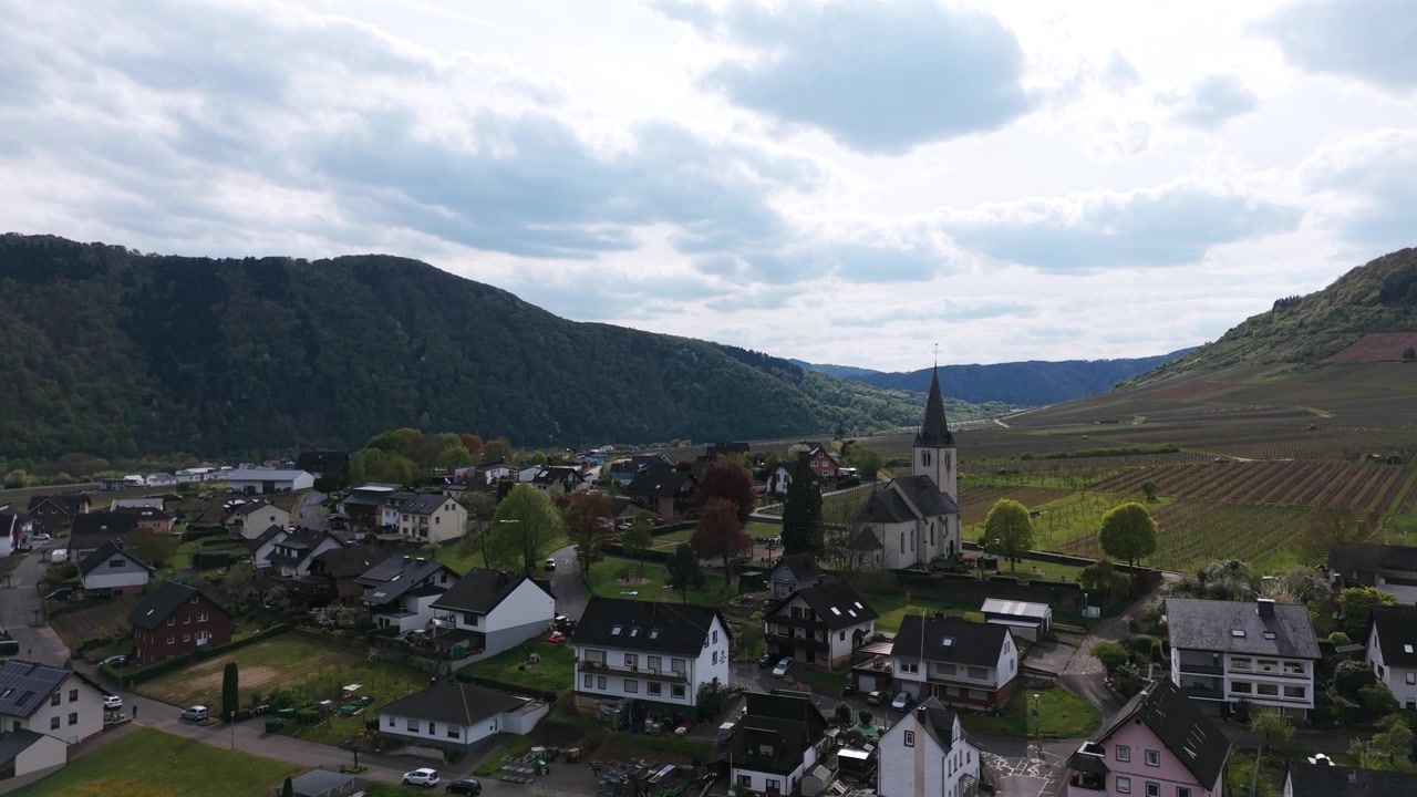 Faszinierende Luftaufnahme von Cochem, Deutschland, die ihre charmante Stadt, historische Kirche und die umliegende grüne Landschaft präsentiert