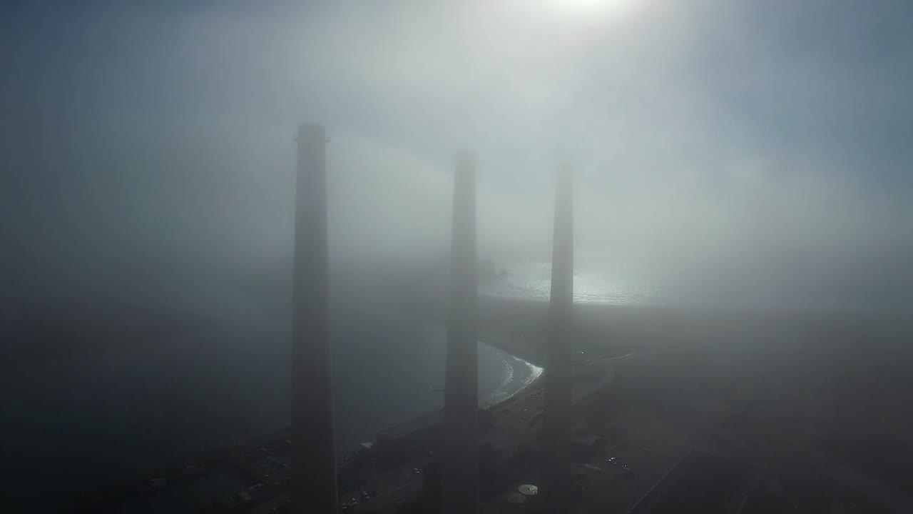asombrosa antena sobre grandes chimeneas de plantas de energía en la niebla cerca de morro bay california 1
