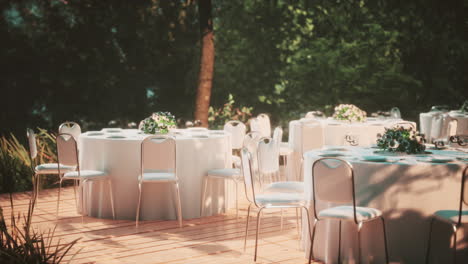 mesa y silla de mimbre vacías en el jardín forestal del restaurante al aire libre