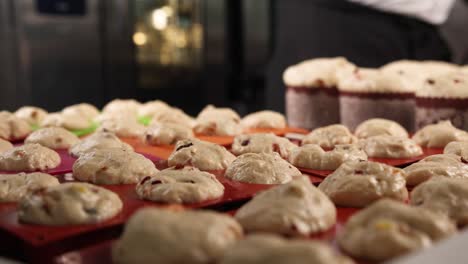 preparación de pan de pascua (kulich) en una cocina comercial