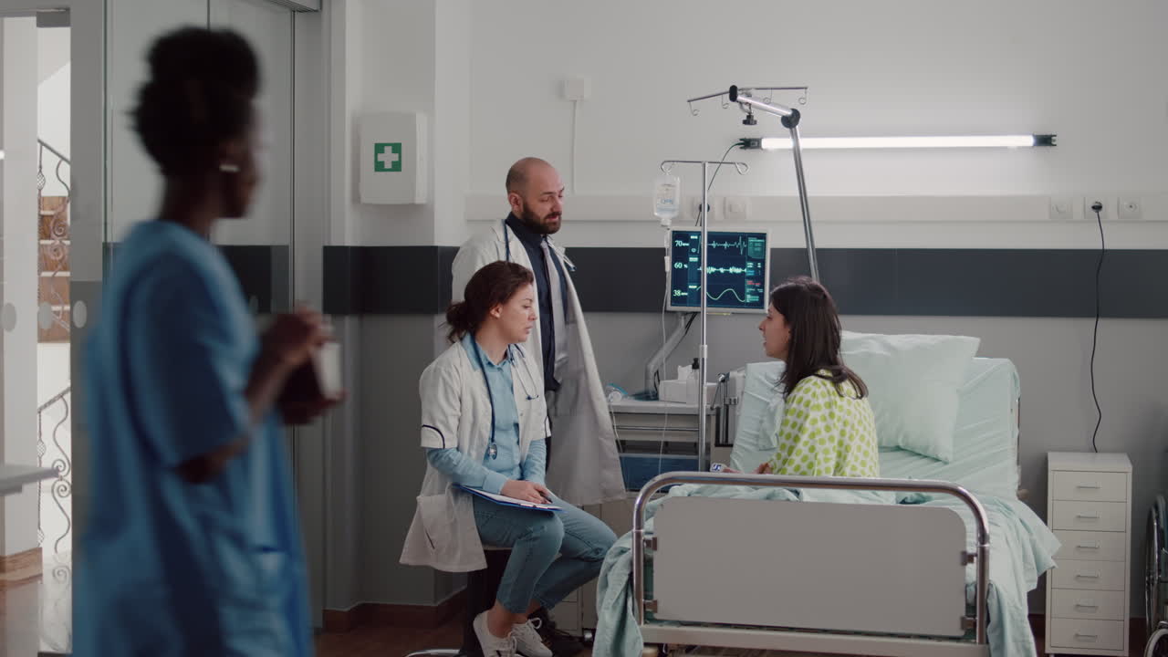 médicos especialistas que supervisan al enfermo explicando el tratamiento de la enfermedad