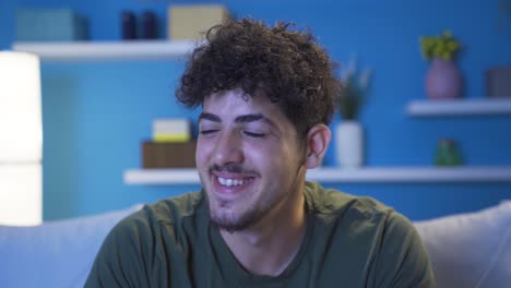 retrato en primer plano de un joven recibiendo buenas noticias.