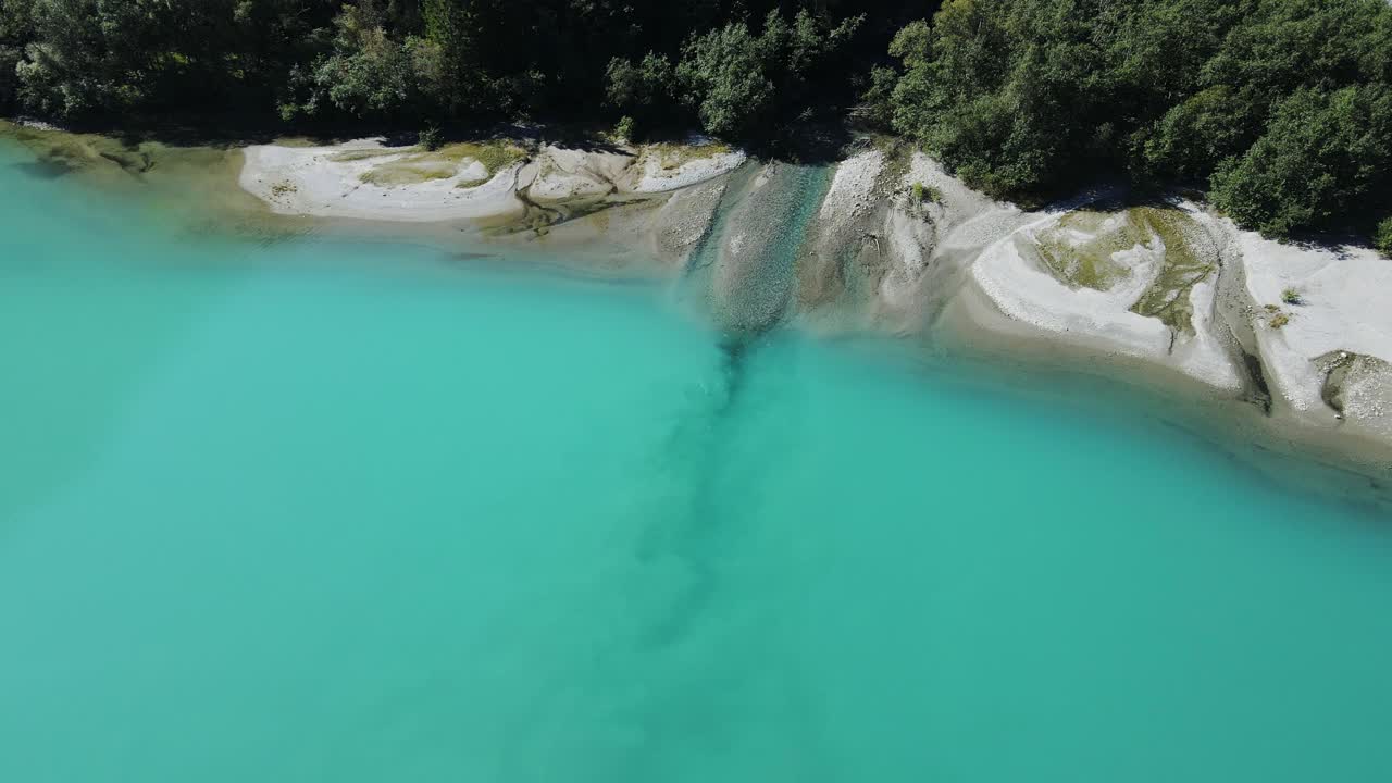 산의 담수가 녹색 빙하 호수로 들어갑니다.