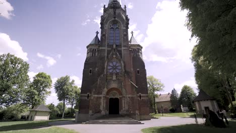 Enorme-Exterior-De-La-Iglesia-De-Ladrillo-Antiguo-En-Un-Día-Soleado