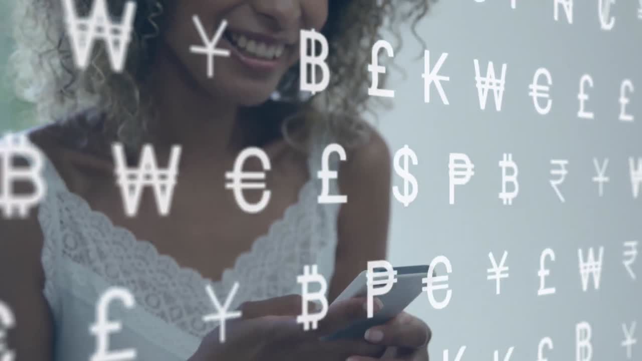 Animazione di simboli di valuta su una donna d'affari afroamericana che usa lo smartphone
