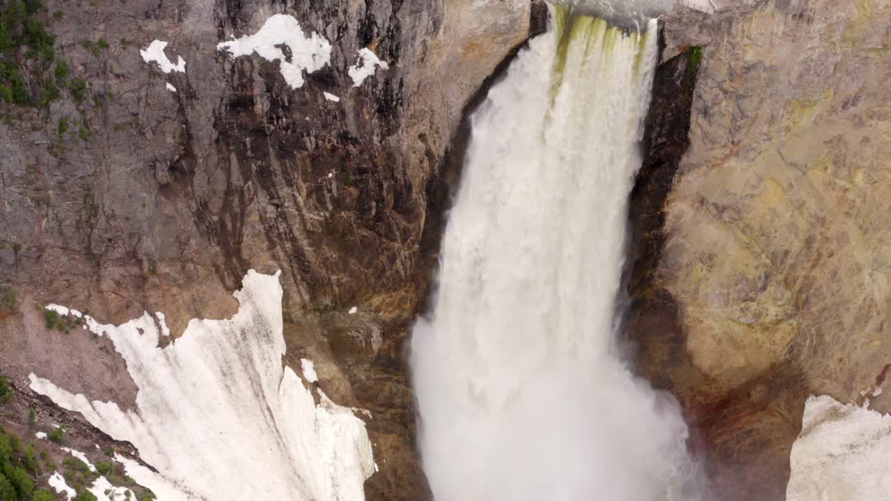 imágenes aéreas de 4k de las cataratas de yellowstone en el parque nacional de yellowstone, wyoming, estados unidos